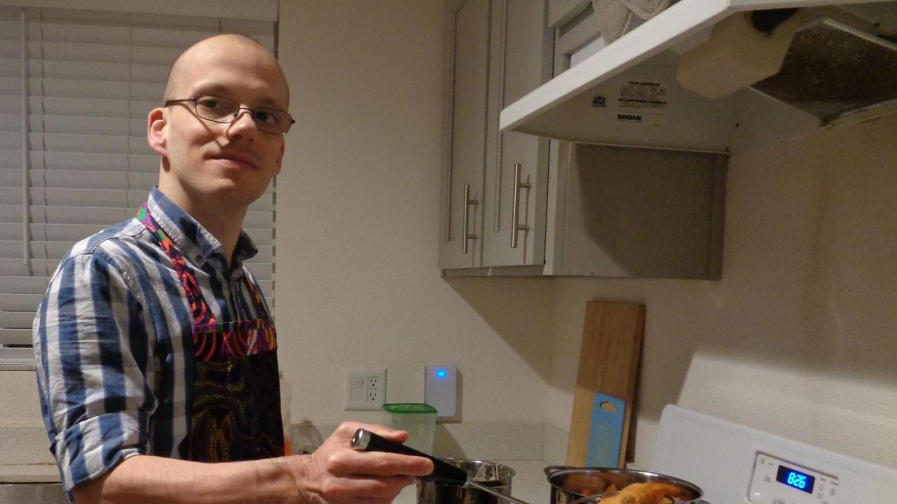 Dr. Jelle Hellings baking oliebollen, a Dutch pastry typically enjoyed during New Years Eve